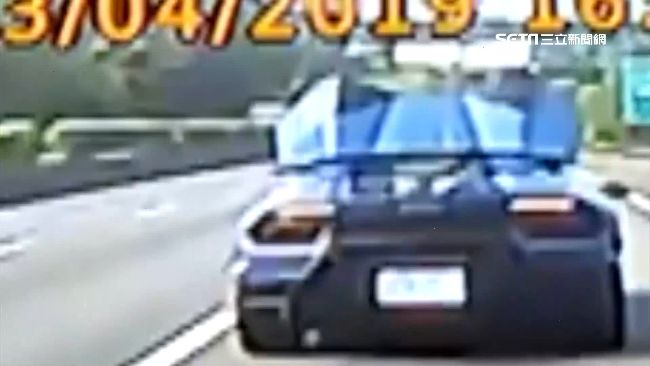 國道突減速開敞篷　超跑駕駛被罵翻