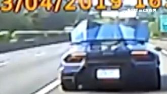 國道突減速開敞篷　超跑駕駛被罵翻