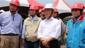 穩定彰投供水 蘇貞昌關心鳥嘴潭人工湖進度行政院長蘇貞昌（前右2）26日到南投縣視察鳥嘴潭人工湖計畫，對工程完工後將可更穩定提供南投與彰化地區用水表示肯定。中央社記者蕭博陽南投縣攝　108年4月26日
