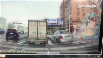 人孔蓋起氣爆！3工人悚炸飛遭火吞