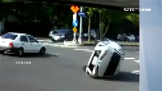 兩敗俱傷！兩車「搶黃燈」相撞翻覆