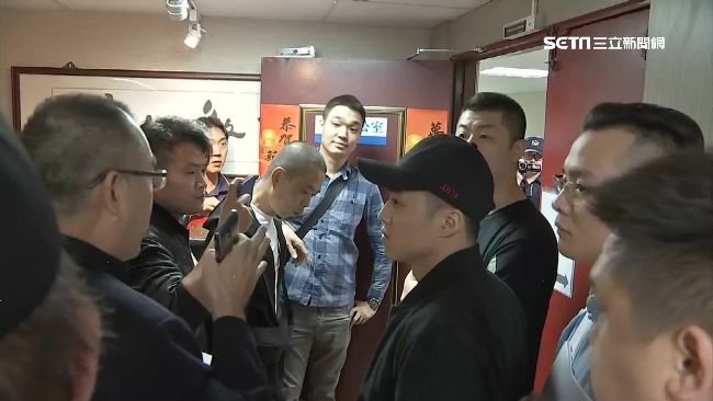 遭角頭逼繳經營權　徐豪雄帶人護體