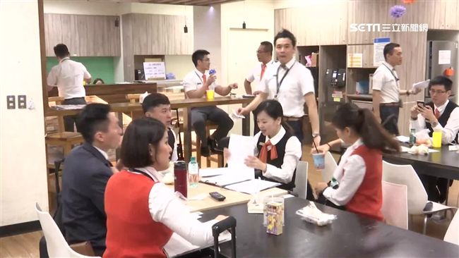 沙發躺椅專人叫醒　揭密高鐵休息室