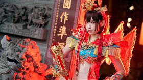 Ely扮演火辣「朱雀」與三位「官將首」氣勢十足。（圖／翻攝自Ely Cosplay）
