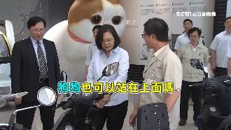 辣台妹試乘機車　蔡英文：可以載狗嗎