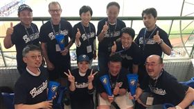 富邦仰德長春日巡賽的選手富永浩、Richard  Backwell及日本PGA職員為悍將加油。（圖／富邦悍將提供）