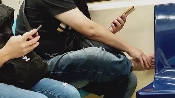 噁男北捷脫鞋摳腳　竟還挖鼻屎塗窗