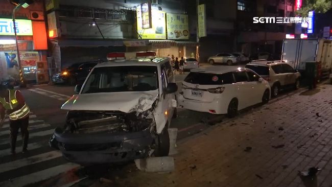 救護車、轎車路口強碰　竟撞斷水泥柱
