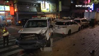 救護車、轎車路口強碰　竟撞斷水泥柱