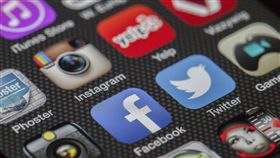 愛滑臉書、IG越愛花錢。(圖/翻攝自Pixabay)