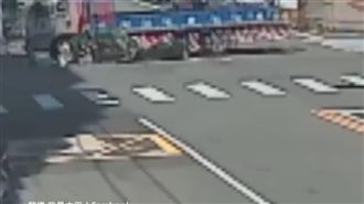 郵差送信騎經路口 遭貨車衝出撞飛拖行