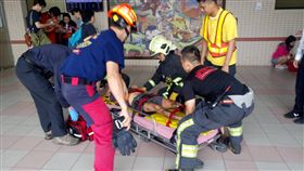 新北,鶯歌,電動輪椅,電梯,墜落。翻攝畫面