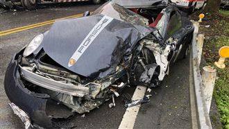 又有名車撞！這輛911的車頭呢？