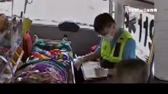 救護車閃轎車急煞　役男摔撞患者家屬