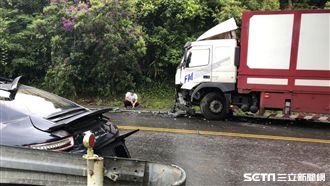 保時捷北宜撞貨車　司機泣：沒工作了