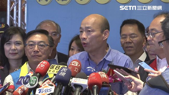 韓粉揮國旗迎韓　他批：是否侮辱國旗