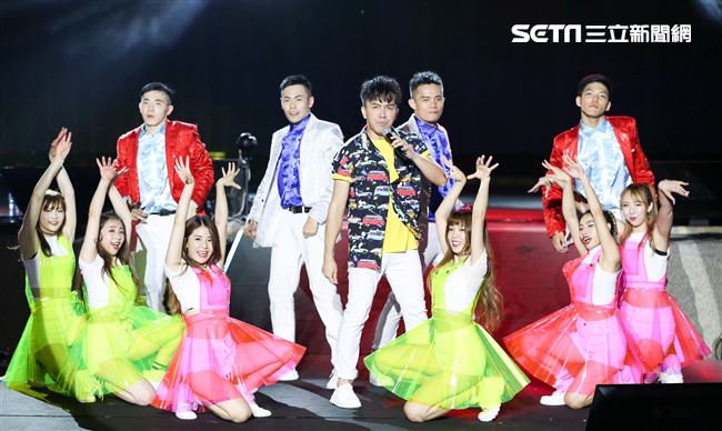 2019台潮盛典演唱歌手蔡昌憲與許志豪演出。（記者林士傑/攝影）