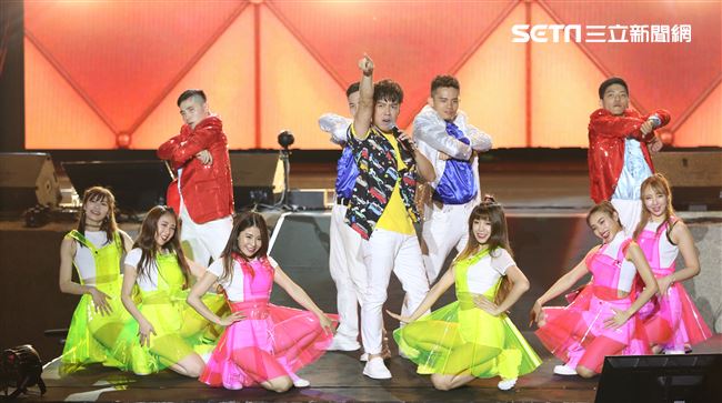 2019台潮盛典演唱歌手蔡昌憲與許志豪演出。（記者林士傑/攝影）