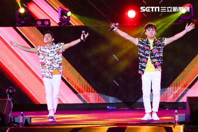 2019台潮盛典演唱歌手蔡昌憲與許志豪演出。（記者林士傑/攝影）