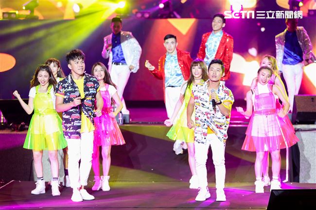 2019台潮盛典演唱歌手蔡昌憲與許志豪演出。（記者林士傑/攝影）