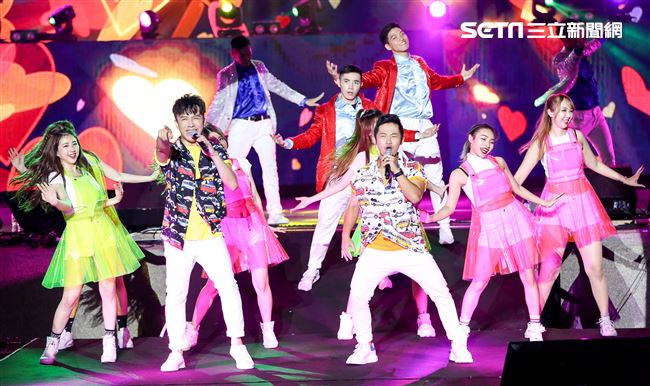 2019台潮盛典演唱歌手蔡昌憲與許志豪演出。（記者林士傑/攝影）