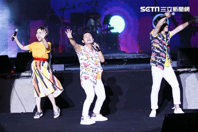 2019台潮盛典演唱歌手蔡昌憲與許志豪演出。（記者林士傑/攝影）