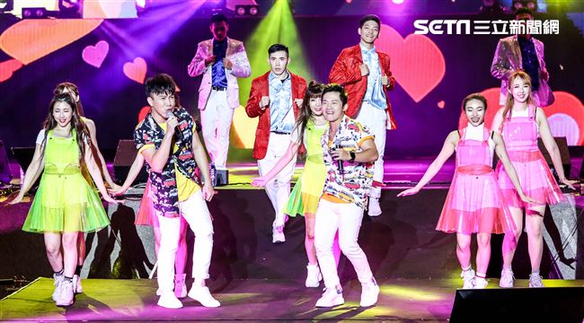 2019台潮盛典演唱歌手蔡昌憲與許志豪演出。（記者林士傑/攝影）