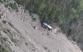 印度喜馬拉雅山區巴士墜深谷,至少10死多人傷（圖／翻攝自推特）