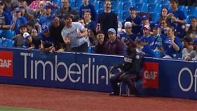 ▲場邊的警察大人徒手接球，又想偷偷將球丟回場中。（圖／翻攝自美國職棒官網）