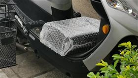 機車腳踏板氣泡袋包黑盒子（圖／翻攝自爆料公社）