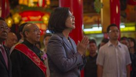 蔡英文總統27日上午先後前往「松山慈祐宮」及「北投慈后宮」參拜。（圖／總統府提供）