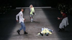 巴西,男模蘇雷斯（Tales Soares）,伸展台走秀跌倒猝死（圖／翻攝自推特）