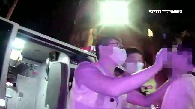 不看路惹怒駕駛！男遭惡煞當街圍毆