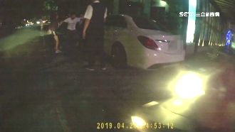 年輕人鬥毆　遭逮求警「別告訴爸媽」