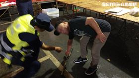 台北市七旬林姓老翁帶著開鋒武士刀逛廟會遭逮（翻攝畫面）