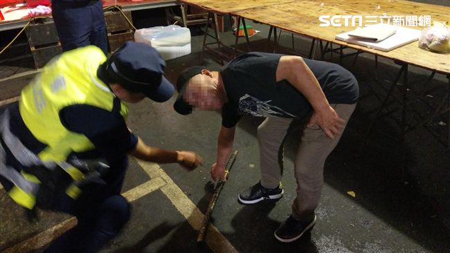 翁帶武士刀逛廟會　拔刀嗆輸贏遭活逮