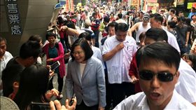 蔡英文總統28日下午赴南投縣關心基層與地方產業，並到與日月潭旅遊的民眾親切互動並合影留念。（圖／總統府提供）