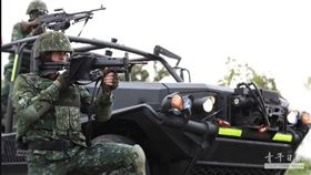 國軍擺拍宣傳照 （圖／翻攝自臉書）