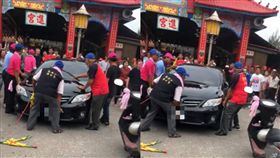  挑媽祖誕辰停廟前…5阿北抬不動怒了　駕駛臉臭移車被罵翻 圖翻攝自爆怨公社