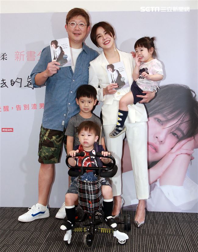 黃小柔一家五口出席新書分享會。（記者邱榮吉/攝影）