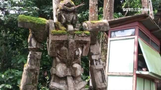 鋼彈也搞穿越　印尼森林驚見神秘石雕