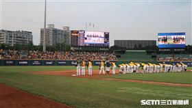 新莊棒球場外野也有不少球迷到場。（圖／記者王怡翔攝影）