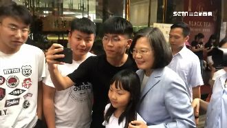 小英現身日月潭超夯！民眾興奮搶合照