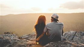 情侶,戀愛,兩性,牽手,結婚。（圖／翻攝自unsplash）