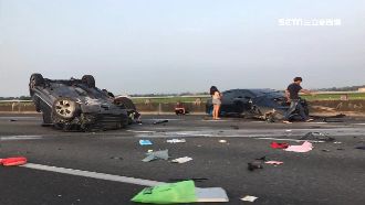 疑變換車道不及　2車相撞「變廢鐵」