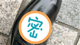 男網友穿新皮鞋參加婚禮，第一次穿就開始脫皮。（圖／翻攝自爆怨公社）