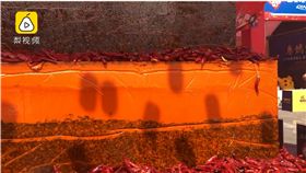 重慶師傅自製「720公斤」麻辣火鍋蛋糕！網驚：看了我喉嚨冒煙（圖／翻攝自梨視頻）