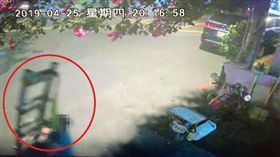 台中大里透天厝火災，好心鄰居救人／翻攝自臉書爆料公社