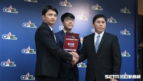 味全龍遞交加盟企劃書。（圖／記者王怡翔攝影）