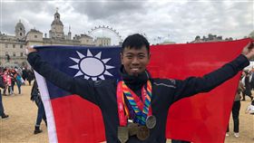 青年軍官葛芃欣征服六大馬27歲國防部軍聞社新聞官葛芃欣28日披著國旗跑過倫敦馬拉松終點線，完成六大馬拉松賽事，也創下台灣業餘跑者征服六大馬的最年輕紀錄。中央社記者戴雅真倫敦攝　108年4月29日